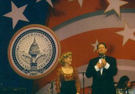 Al & Tipper thanking the crowd. Inaugural seal in background.