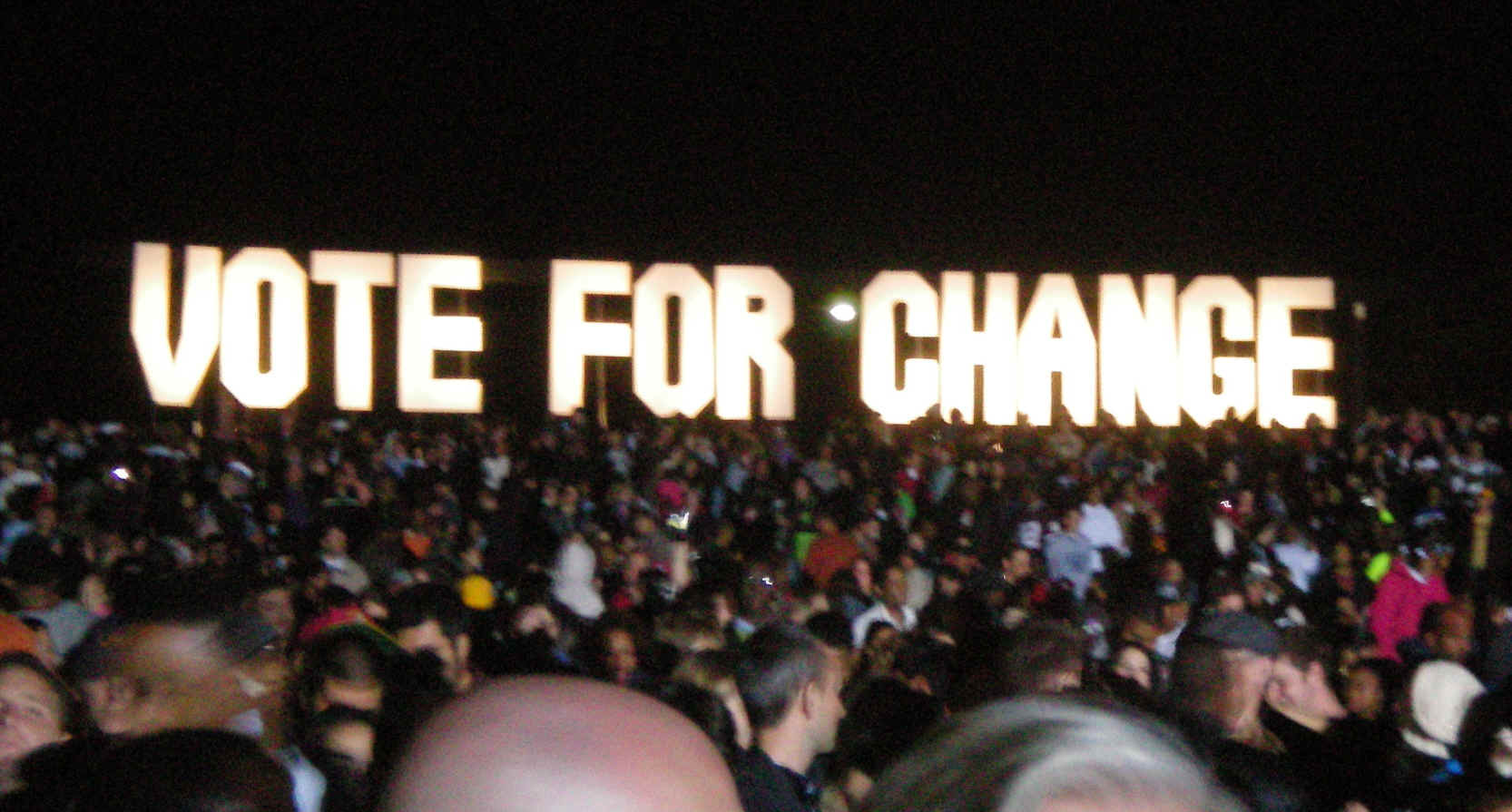 Image: Sign stating "Vote for Change" and Obama rally crowd